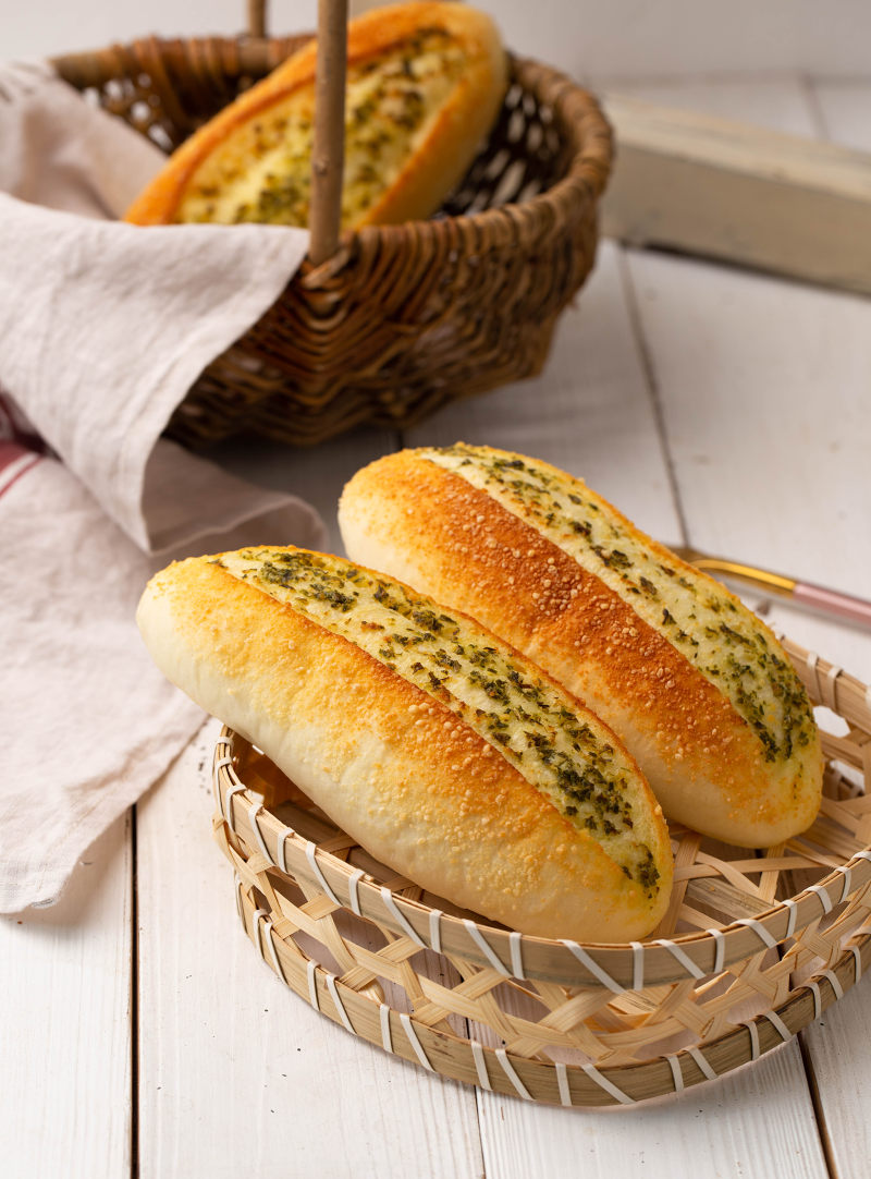 Хлеб чесночный в духовке в домашних условиях. Чесночный хлеб. Итальянский чесночный хлеб. Чесночный хлеб в духовке. Хлебная косичка с сыром.