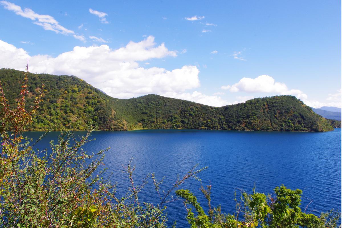 Это озеро привлекает туристов. Златарское озеро. Златарское озеро в Сербии. Zlatar Сербия.