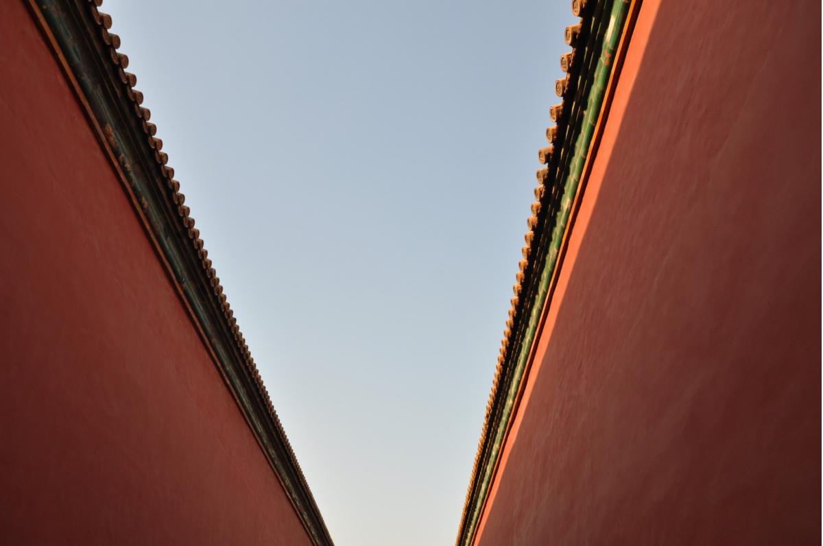 Harder city. Красная стена. Китайские Red Wall. Красная стена запретного города Китая. Музей с красными стенами.