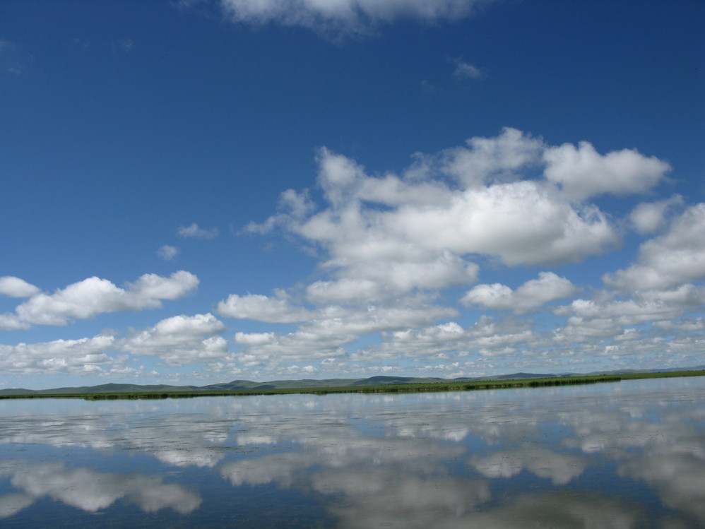 Облака плывут в воде. Озеро Далайнор. Хулун-Нур озеро. Озеро Далайнор Китай. Озеро Далай Нур.